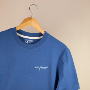 Remera azul de manga corta 100% algodón vista de dorso. Ropa de diseño urbano, marca Río Paraná.