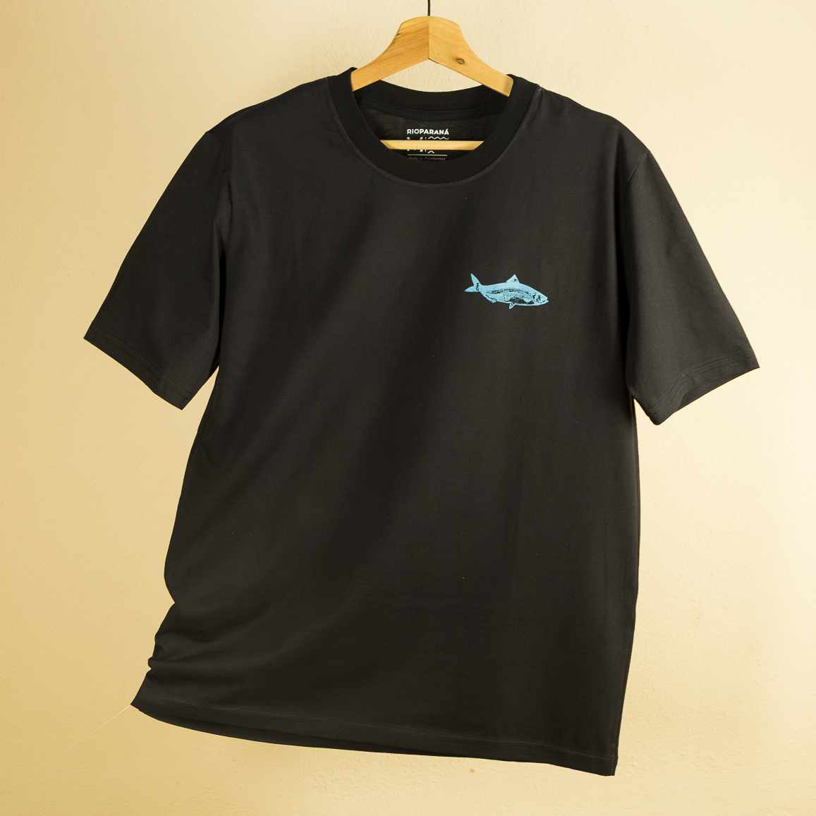 Remera negra lisa de manga corta 100% algodón, corte unisex. Marca Río Paraná, hecha a mano en Paso de la Patria, Corrientes.