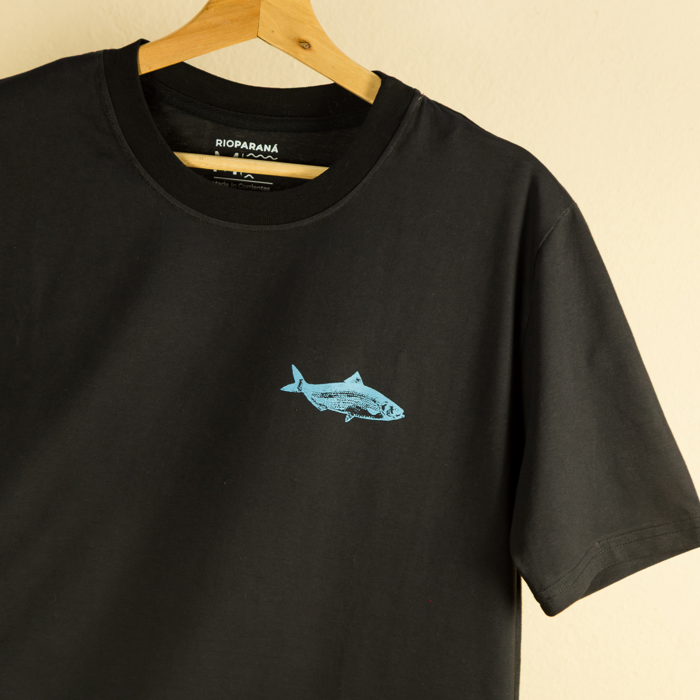 Remera negra lisa de manga corta 100% algodón, corte unisex. Marca Río Paraná, hecha a mano en Paso de la Patria, Corrientes.