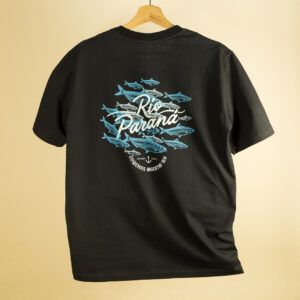 Remera negra de manga corta 100% algodón. Estampa dorso en serigrafía artesanal: cardumen de sábalos en azul y blanco rodeando el texto Río Paraná. Leyenda Cuidemos Nuestro Río con ancla. Ropa de diseño urbano, marca Río Paraná.
