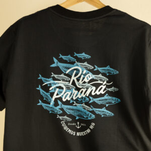 Remera negra de manga corta 100% algodón. Estampa dorso en serigrafía artesanal: cardumen de sábalos en azul y blanco rodeando el texto Río Paraná. Leyenda Cuidemos Nuestro Río con ancla. Ropa de diseño urbano, marca Río Paraná.