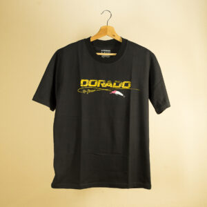 Remera negra manga corta 100% algodón, estilo urbano, con estampa en serigrafía amarilla de pez Dorado y señuelo de pesca - Marca Río Paraná