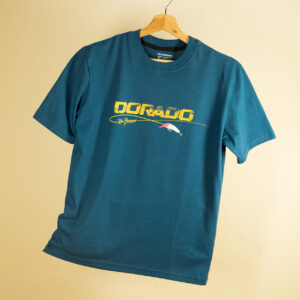 Remera Azul Petróleo manga corta 100% algodón, estilo urbano, con estampa en serigrafía amarilla de pez Dorado y señuelo de pesca - Marca Río Paraná