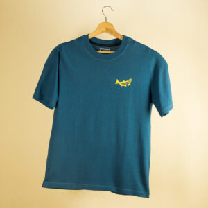 Remera Azul Petróleo manga corta 100% algodón, estilo urbano, con estampa en serigrafía amarilla del Dorado y frase El DORADO VIVE - Marca Río Paraná