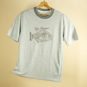 Remera gris melange de manga corta 100% algodón con detalle de cuello gris oscuro. Estampa frontal en serigrafía monocromática de un pez Palometa, con el texto Río Paraná y Palometa. Ropa de diseño urbano, marca Río Paraná.