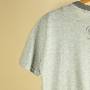 Remera gris melange de manga corta 100% algodón con detalle de cuello gris oscuro. Estampa dorso en serigrafía monocromática, con el texto Río Paraná y sol de Mayo. Ropa de diseño urbano, marca Río Paraná.