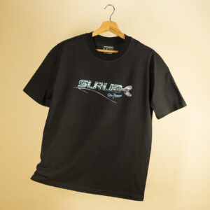 Remera negra de manga corta 100% algodón vista de frente. Estampa central en serigrafía con la palabra Surubí incluyendo textura de la piel del pez y aleta caudal, junto al texto Río Paraná en color celeste. Ropa de diseño urbano, marca Río Paraná.