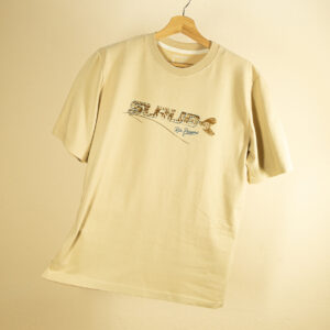 Remera tostado de manga corta 100% algodón vista de frente. Estampa central en serigrafía con la palabra Surubí incluyendo textura de la piel del pez y aleta caudal, junto al texto Río Paraná en color celeste. Ropa de diseño urbano, marca Río Paraná.