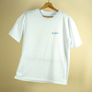 Remera blanca de manga corta 100% algodón vista de dorso. Ropa de diseño urbano, marca Río Paraná.