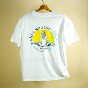 Remera blanca de manga corta 100% algodón vista de dorso. Ropa de diseño urbano, marca Río Paraná.