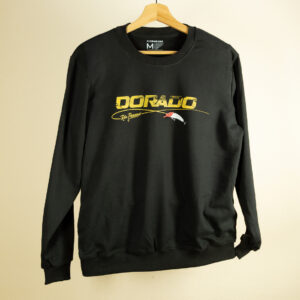 Buzo Dorado Pro negro - detalle diseño frente con tipografía y señuelo.